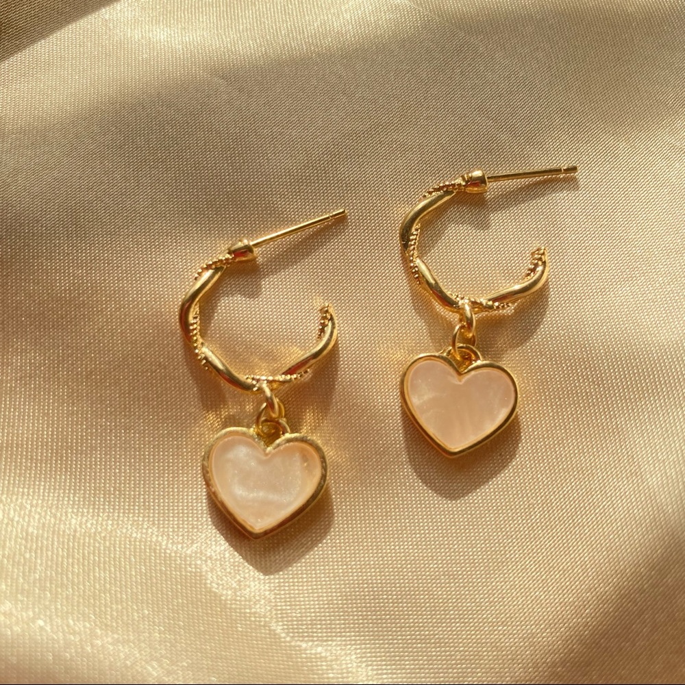 πππLast one Light Pink Heart Twist Hoop Earring - Picture 1 of 13